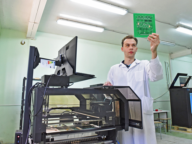 Монтажник РЭАиП Илья Михеев проверяет качество пайки электрорадиоизделий