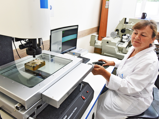Контролер БТК-65 Ирина Ананьева проводит контроль размеров матрицы на новом видеомикроскопе.