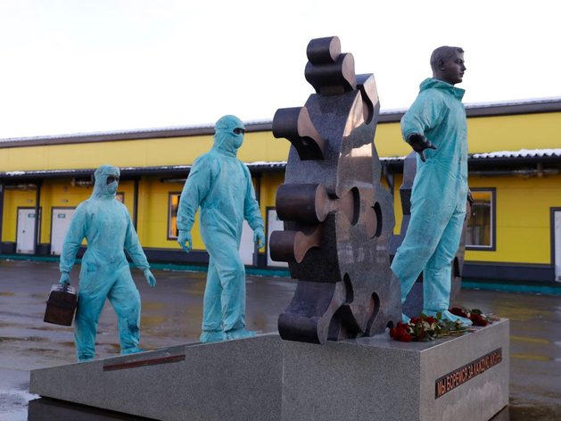 В Нижнем Новгороде открыли памятник медикам, участвовавшим в борьбе с коронавирусом
