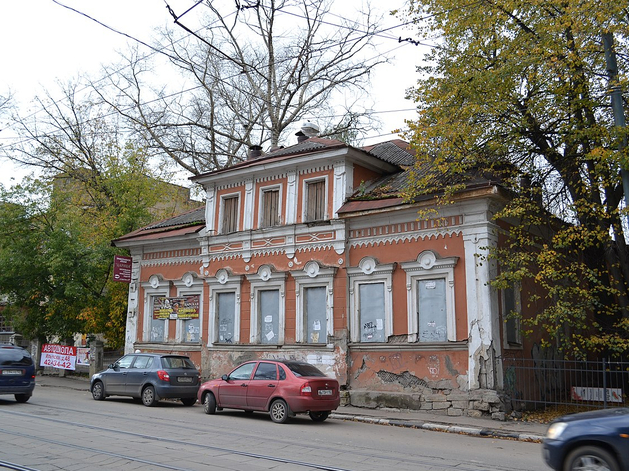 В центре Нижнем Новгорода запретят парковку из-за реконструкции купеческой усадьбы
