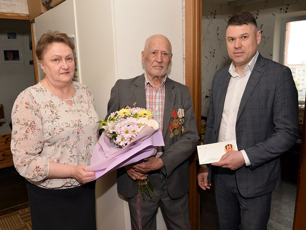 Ветераны АПЗ получили традиционные праздничные подарки к 9 мая
