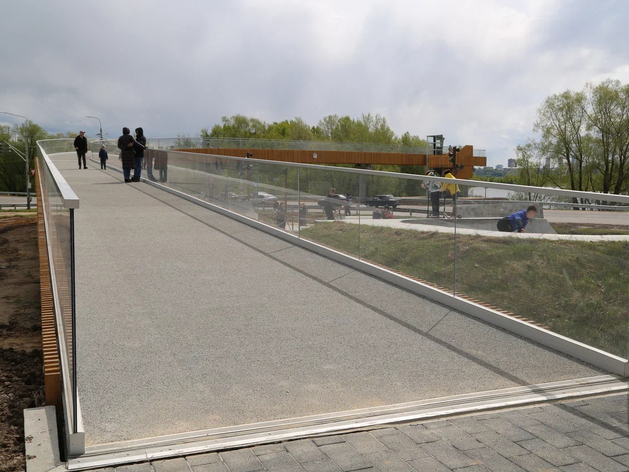 В Нижегородской области открыли алюминиевый пешеходный мост со смотровой площадкой
