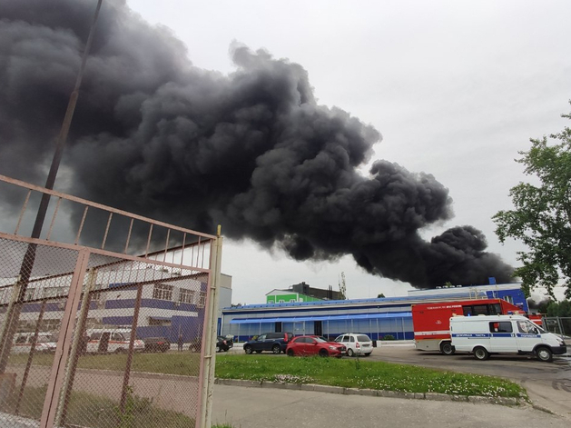 В Нижнем Новгороде горит химзавод. Направлен пожарный поезд 
