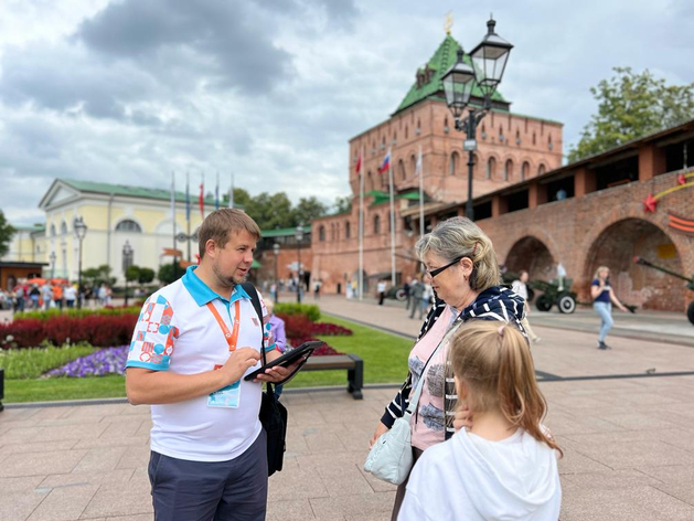 Контроль и помощь туристам. В нижегородском кремле заработали гиды-координаторы
