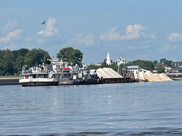 В Нижегородской области села на мель баржа с технической солью 
