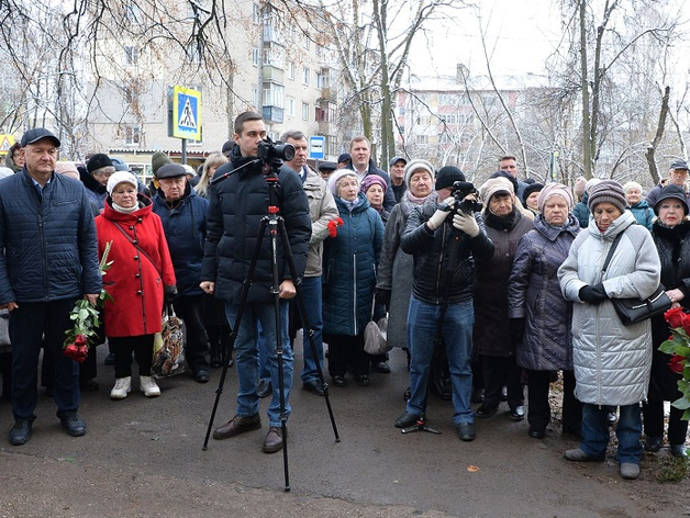 В Арзамасе открыли мемориальную доску с изображением первого гендиректора АПЗ
