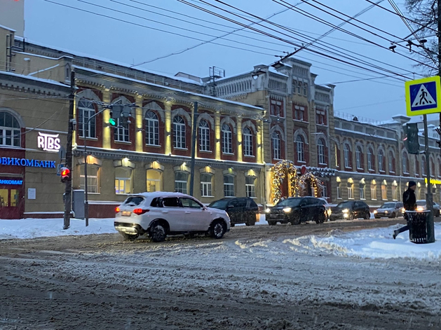 Нижний Новгород встал в десятибалльных пробках из-за снегопада