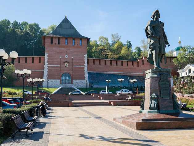 Высадили яблони. В Нижнем Новгороде завершили благоустройство сквера у подножия кремля
