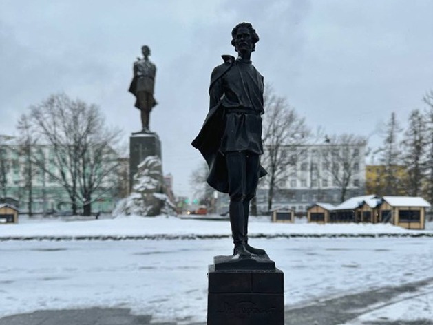 Остались только ноги. В Нижнем Новгороде сломали тактильную копию памятника Горькому
