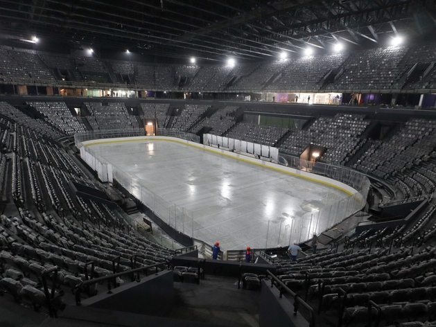 На главной арене Ледового дворца на Стрелке начали заливать лед