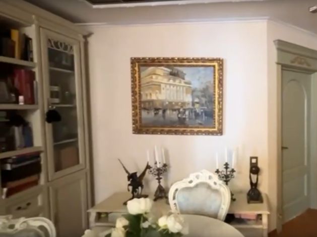 Подсвечники и резные стулья. СК показал ремонт за 7 млн у экс-директора ГУММиД Подсвечники и резные стулья. СК показал ремонт за 7 млн у экс-директора ГУММиД