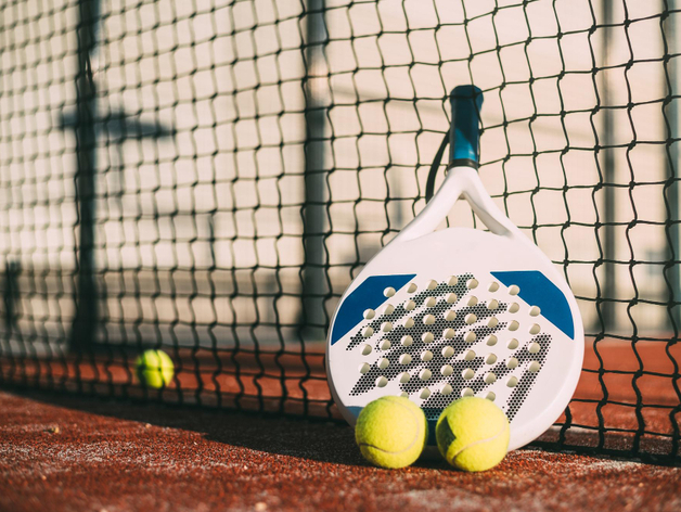 Первый в регионе. На нижегородском стадионе монтируют падел-центр