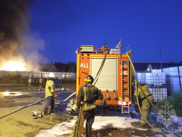 В Нижнем Новгороде остались без света дома из-за пожара на складе стройматериалов
