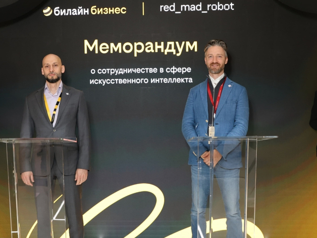 Генеральный директор «Билайна» Сергей Анохин (слева) и основатель компании «Red_mad_robot» Алексей Макин 