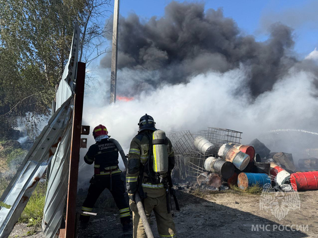 В промзоне Дзержинска горел бывший химзавод
