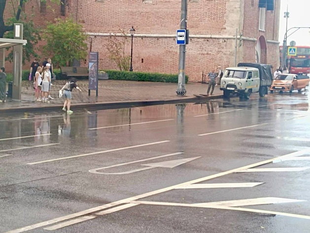 В нижегородском кремле размыло грунт после мощного ливня

