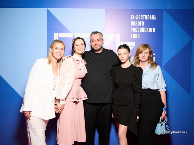 «Дерзкая комедия про любовь». В Нижнем Новгороде состоялась премьера сериала «Три сестры» «Дерзкая комедия про любовь». В Нижнем Новгороде состоялась премьера сериала «Три сестры»