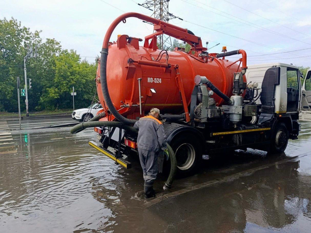 В Нижнем Новгороде устраняют последствия залпового ливня
В Нижнем Новгороде устраняют последствия залпового ливня