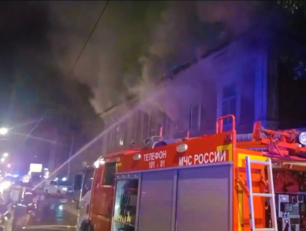 В Нижнем Новгороде горело историческое здание на Ильинке
