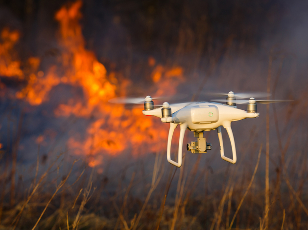 Обломки БПЛА упали на предприятие в Дзержинске. Повреждены здания, авто
