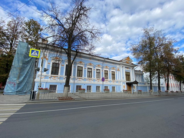 Один стол, четыре стула. На реставрацию мебели нижегородского музея направили 3 млн руб.