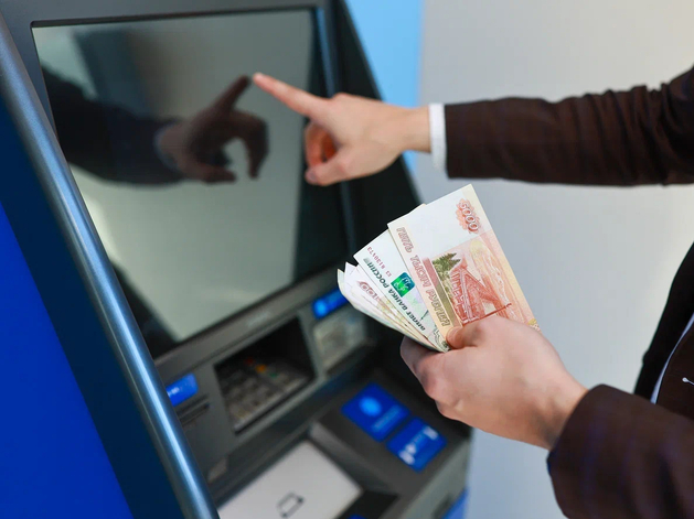 Спрос на снятие наличных у россиян снижается - эксперты