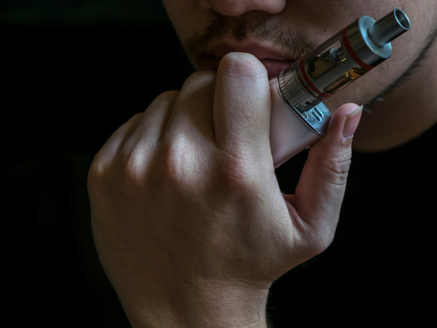 В Нижегородской области начнут эксперимент по ограничению продажи вейпов в 2026 г.
В Нижегородской области начнут эксперимент по ограничению продажи вейпов в 2026 г.