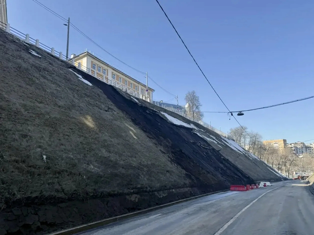 Может сойти новый оползень. Ограничение движения на Зеленском съезде продлили Может сойти новый оползень. Ограничение движения на Зеленском съезде продлили