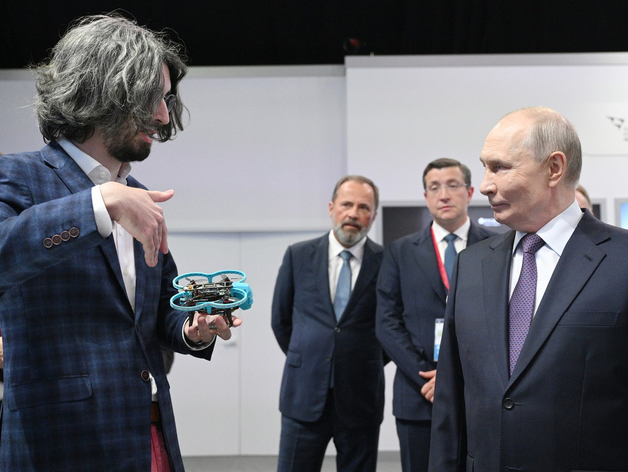 Владимир Путин посетил выставку технологических компаний в Нижнем Новгороде Владимир Путин посетил выставку технологических компаний в Нижнем Новгороде